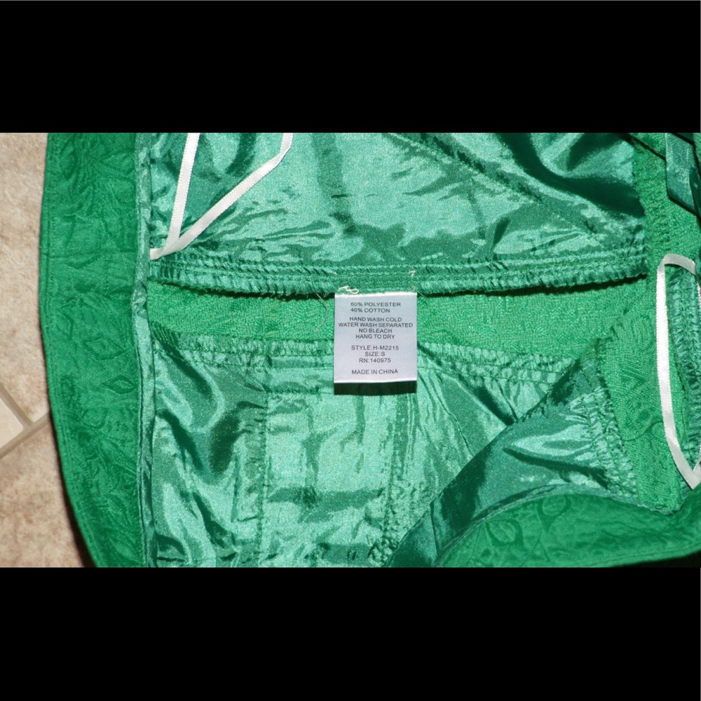 High waisted green leaf brocaded shorts - Picture 3 of 3